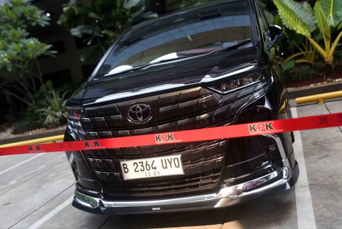 Mobil Alphard hasil sitaan penggeledahan rumah dinas eks Wakil Menteri Ketenagakerjaan (Wamenaker) Immanuel Ebenezer di kawasan Pancoran, Jakarta Selatan, Selasa (26/08/2025).