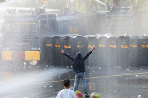 Polisi menyemprotkan water canon ke arah pengunjuk rasa saat  aksi protes menyoroti kebijakan kenaikan tunjangan anggota DPR di depan kantor DPRD Sumatera Utara (Sumut) Jalan Imam Bonjol, Medan, Selasa , (26/08/2025).