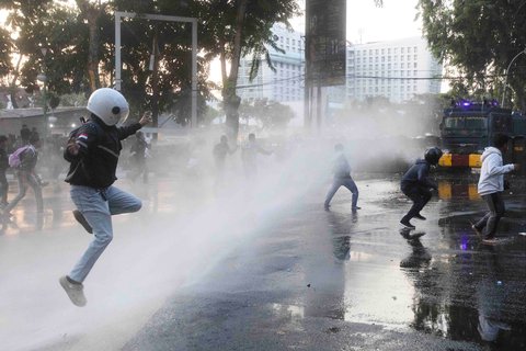 Polisi menyemprotkan water canon ke arah pengunjuk rasa saat  aksi protes menyoroti kebijakan kenaikan tunjangan anggota DPR di depan kantor DPRD Sumatera Utara (Sumut) Jalan Imam Bonjol, Medan, Selasa , (26/08/2025).