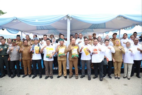 Mendagri saat membuka Gerakan Pangan Murah di Plataran eks-MTQ Tugu Religi, Kota Kendari, Sulawesi Tenggara, Selasa (26/8/2025).