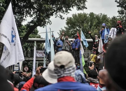 Ribuan buruh dari berbagai elemen melakukan longmarch menuju depan Istana Negara, Jakarta, Kamis (29/9). Dalam aksinya mereka menolak Tax Amnesty serta menaikan upah minumum provinsi (UMP) se