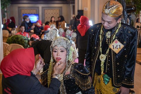 Para calon pengantin merias wajah mereka saat mempersiapkan acara Isbat nikah massal 2025 yang diselenggarakan Pemerintah Kota Surabaya di Grand Empire Palace Hotel Surabaya, Rabu (27/8/2025).