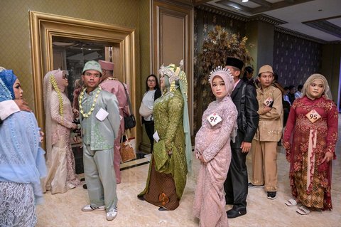 Para calon pengantin berkumpul sebelum mengikuti acara Isbat nikah massal 2025 yang diselenggarakan Pemerintah Kota Surabaya di Grand Empire Palace Hotel Surabaya, Rabu (27/8/2025).