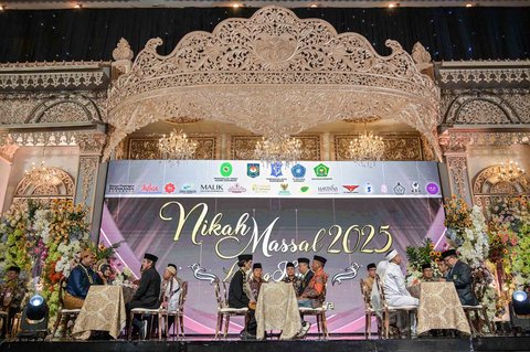 Pasangan pengantin mengikuti Isbat nikah massal 2025 yang diselenggarakan Pemerintah Kota Surabaya di Grand Empire Palace Hotel Surabaya, Rabu (27/8/2025).