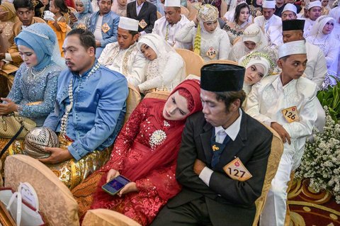 Pasangan pengantin mengikuti Isbat nikah massal 2025 yang diselenggarakan Pemerintah Kota Surabaya di Grand Empire Palace Hotel Surabaya, Rabu (27/8/2025).