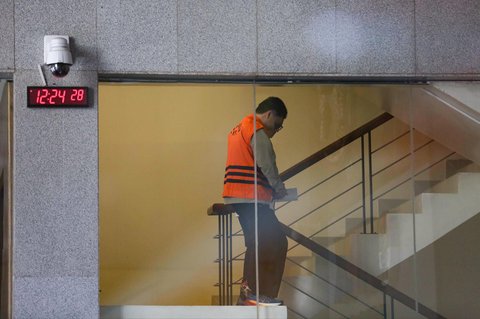 Bupati nonaktif Kolaka Timur Abdul Aziz dengan memakai rompi KPK dan tangan diborgol berjalan keluar usai menjalani pemeriksaan di Gedung Merah Putih Komisi Pemberantasan Korupsi, Jakarta, Rabu (27/8/2025). <br />Liputan6.com/Helmi Fithriansyah