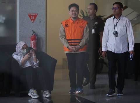 Bupati nonaktif Kolaka Timur Abdul Aziz dengan memakai rompi KPK dan tangan diborgol berjalan keluar usai menjalani pemeriksaan di Gedung Merah Putih Komisi Pemberantasan Korupsi, Jakarta, Rabu (27/8/2025). <br />Liputan6.com/Helmi Fithriansyah