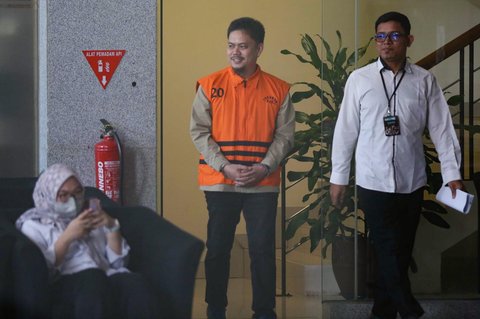 Bupati nonaktif Kolaka Timur Abdul Aziz dengan memakai rompi KPK dan tangan diborgol berjalan keluar usai menjalani pemeriksaan di Gedung Merah Putih Komisi Pemberantasan Korupsi, Jakarta, Rabu (27/8/2025). <br />Liputan6.com/Helmi Fithriansyah