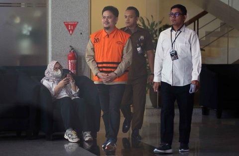 Bupati nonaktif Kolaka Timur Abdul Aziz dengan memakai rompi KPK dan tangan diborgol berjalan keluar usai menjalani pemeriksaan di Gedung Merah Putih Komisi Pemberantasan Korupsi, Jakarta, Rabu (27/8/2025). <br />Liputan6.com/Helmi Fithriansyah