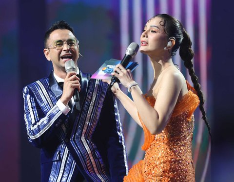 Kolaborasi lintas generasi antara Hello Band, Bagindas, Goliath, Hijau Daun, Five Minutes dan penyanyi legenda Iwan Fals saat malam puncak HUT SCTV 35 Xtraordinary di studio 6 Emtek City, Indosiar Minggu (25/8/2025) malam.