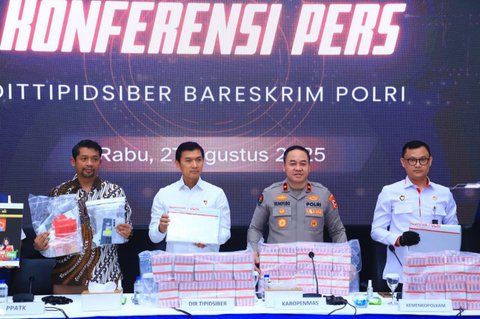(dari kiri) Deputi Analisis dan Pemeriksaan PPATK Danang Tri Hartono, Dir Tipidsiber Bareskrim Polri Brigjen Pol Himawan Bayu Aji, Karopenmas Divhumas Polri Brigjen Pol Trunoyudo Wisnu Andiko dan Asisten Deputi Koordinasi Pelindungan Data Kemenkopolkam Syaiful Garyadi saat konferensi pers Dittipidsiber Bareskrim Polri di Gedung Awaloedin Djamin, Bareskrim Polri, Jakarta, Rabu (27/08/2025).