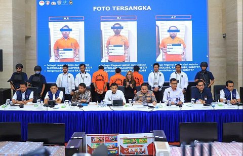 Dir Tipidsiber Bareskrim Polri Brigjen Pol Himawan Bayu Aji bersama Karopenmas Divhumas Polri Brigjen Pol Trunoyudo Wisnu Andiko saat konferensi pers Dittipidsiber Bareskrim Polri di Gedung Awaloedin Djamin, Bareskrim Polri, Jakarta, Rabu (27/08/2025).