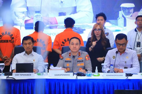 Dir Tipidsiber Bareskrim Polri Brigjen Pol Himawan Bayu Aji bersama Karopenmas Divhumas Polri Brigjen Pol Trunoyudo Wisnu Andiko saat konferensi pers Dittipidsiber Bareskrim Polri di Gedung Awaloedin Djamin, Bareskrim Polri, Jakarta, Rabu (27/08/2025).
