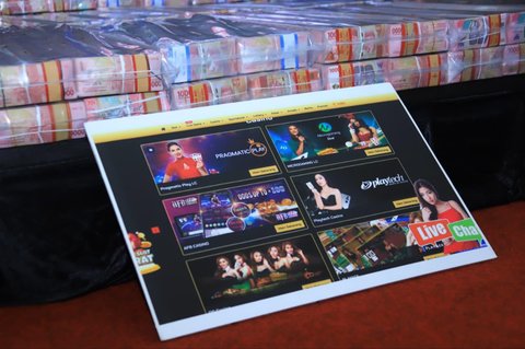 Barang bukti  sindikat Judi Online Rp 63,7 Miliar  saat konferensi pers Dittipidsiber Bareskrim Polri di Gedung Awaloedin Djamin, Bareskrim Polri, Jakarta, Rabu (27/08/2025).