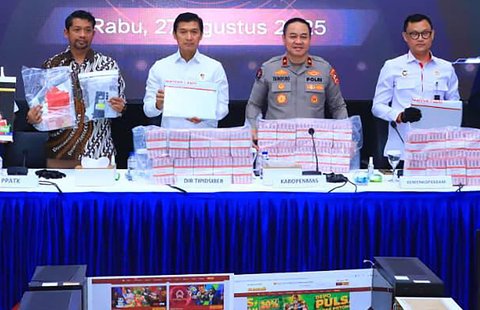 (dari kiri) Deputi Analisis dan Pemeriksaan PPATK Danang Tri Hartono, Dir Tipidsiber Bareskrim Polri Brigjen Pol Himawan Bayu Aji, Karopenmas Divhumas Polri Brigjen Pol Trunoyudo Wisnu Andiko dan Asisten Deputi Koordinasi Pelindungan Data Kemenkopolkam Syaiful Garyadi saat konferensi pers Dittipidsiber Bareskrim Polri di Gedung Awaloedin Djamin, Bareskrim Polri, Jakarta, Rabu (27/08/2025).