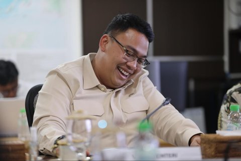 Pertemuan antara Menteri Sosial Saifullah Yusuf (Gus Ipul) dan Wakil Menteri Komunikasi dan Digital Angga Raka Prabowo di Kantor Kemensos