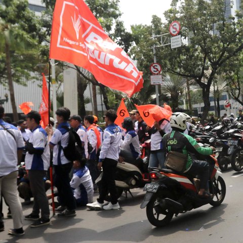 Massa buruh menuntut Pj Gubernur DKI Jakarta Heru Budi Hartono mengkaji ulang UMP DKI Jakarta 2024 yang hanya naik 3,6 persen. (Liputan6.com/Herman Zakharia)