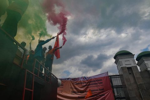 Ratusan buruh yang tergabung dalam Koalisi Serikat Pekerja dan Partai Buruh (KSP-PB) termasuk KSPI menggelar aksi unjuk rasa di depan Gedung DPR RI, Jakarta, Kamis (28/08/2025)