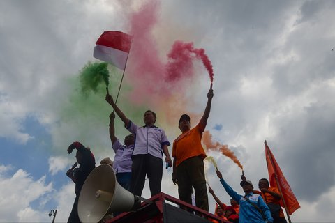 Ratusan buruh yang tergabung dalam Koalisi Serikat Pekerja dan Partai Buruh (KSP-PB) termasuk KSPI menggelar aksi unjuk rasa di depan Gedung DPR RI, Jakarta, Kamis (28/08/2025)