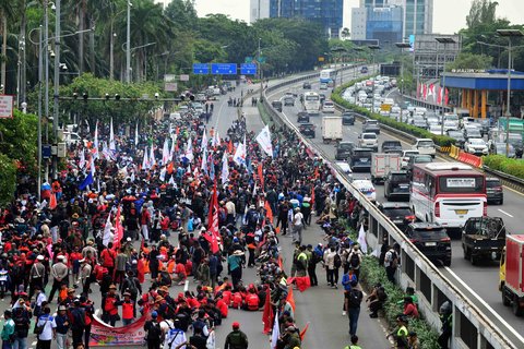 Ratusan buruh yang tergabung dalam Koalisi Serikat Pekerja dan Partai Buruh (KSP-PB) termasuk KSPI menggelar aksi unjuk rasa di depan Gedung DPR RI, Jakarta, Kamis (28/08/2025)