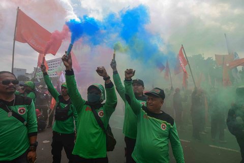 Ratusan buruh yang tergabung dalam Koalisi Serikat Pekerja dan Partai Buruh (KSP-PB) termasuk KSPI menggelar aksi unjuk rasa di depan Gedung DPR RI, Jakarta, Kamis (28/08/2025)
