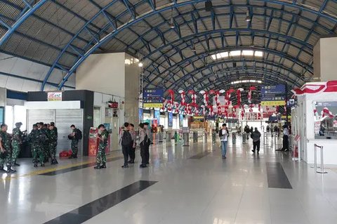 Kondisi Stasiun KRL Palmerah pada Kamis (28/8/2025) terlihat normal. Pada hari ini dijadwalkan akan ada demo buruh yang berlokasi di DPR RI. tak jauh dari Stasiun Palme