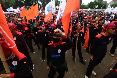 Ratusan buruh yang tergabung dalam Koalisi Serikat Pekerja dan Partai Buruh (KSP-PB) termasuk KSPI menggelar aksi unjuk rasa di depan Gedung DPR RI, Jakarta, Kamis (28/08/2025)
