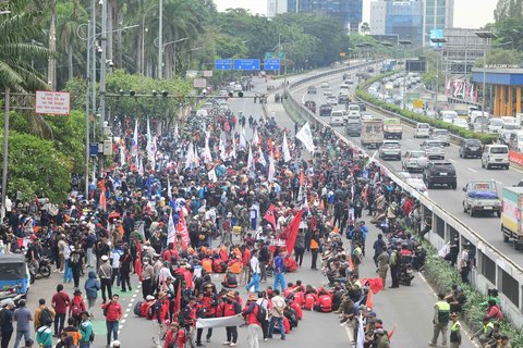 Ratusan buruh yang tergabung dalam Koalisi Serikat Pekerja dan Partai Buruh (KSP-PB) termasuk KSPI menggelar aksi unjuk rasa di depan Gedung DPR RI, Jakarta, Kamis (28/08/2025)