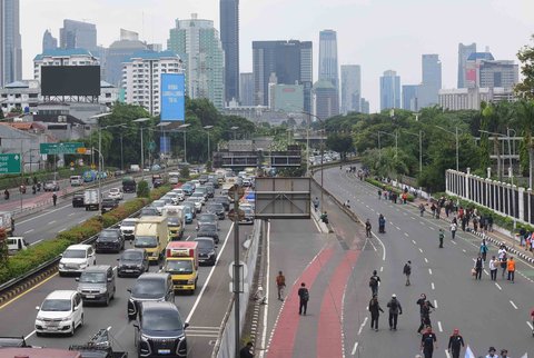 Jalan Gatot Subroto ditutup saat ratusan buruh yang tergabung dalam Koalisi Serikat Pekerja dan Partai Buruh (KSP-PB) termasuk KSPI menggelar aksi unjuk rasa di depan Gedung DPR RI, Jakarta, Kamis (28/08/2025)