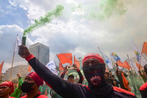 Ratusan buruh yang tergabung dalam Koalisi Serikat Pekerja dan Partai Buruh (KSP-PB) termasuk KSPI menggelar aksi unjuk rasa di depan Gedung DPR RI, Jakarta, Kamis (28/08/2025)