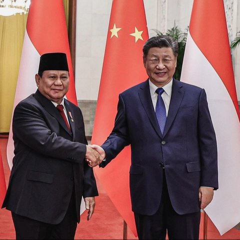 Potret Prabowo Berjalan Gagah 'Dikawal' Xi Jinping Lewati  Penghormatan Tentara China