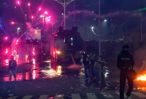 Bentrokan antara massa dengan Brimob Polri usai aksi ribuan mahasiswa yang mengkritisi DPR di kawasan Pejompongan, Jakarta, Kamis (28/08/2025).