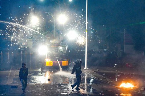 Bentrokan antara massa dengan Brimob Polri usai aksi ribuan mahasiswa yang mengkritisi DPR di kawasan Pejompongan, Jakarta, Kamis (28/08/2025).