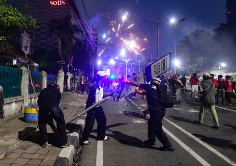 Bentrokan antara massa dengan Brimob Polri pecah usai aksi ribuan mahasiswa yang mengkritisi DPR di kawasan Pejompongan, Jakarta, Kamis (28/8/2025).