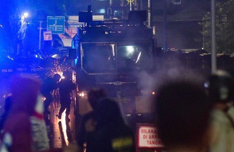 Bentrokan antara massa dengan Brimob Polri usai aksi ribuan mahasiswa yang mengkritisi DPR di kawasan Pejompongan, Jakarta, Kamis (28/08/2025).