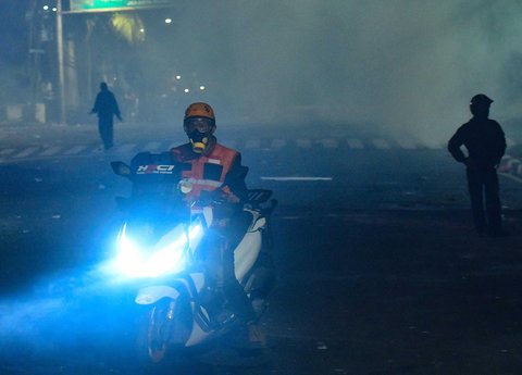 Bentrokan antara massa dengan Brimob Polri usai aksi ribuan mahasiswa yang mengkritisi DPR di kawasan Pejompongan, Jakarta, Kamis (28/08/2025).