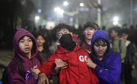 Bentrokan antara massa dengan Brimob Polri usai aksi ribuan mahasiswa yang mengkritisi DPR di kawasan Pejompongan, Jakarta, Kamis (28/08/2025).