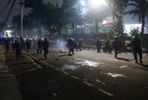 Bentrokan antara massa dengan Brimob Polri usai aksi ribuan mahasiswa yang mengkritisi DPR di kawasan Pejompongan, Jakarta, Kamis (28/08/2025).