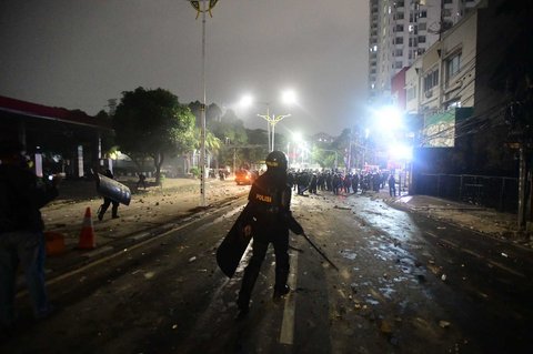 Usai bentrokan antara massa dengan Brimob Polri usai aksi ribuan mahasiswa yang mengkritisi DPR di kawasan Pejompongan, Jakarta, Kamis (28/08/2025).