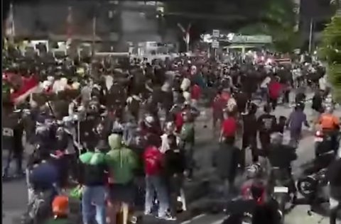 Pengemudi Ojol Datangi Brimob Kwitang Usai Rekannya Dilindas Barakuda