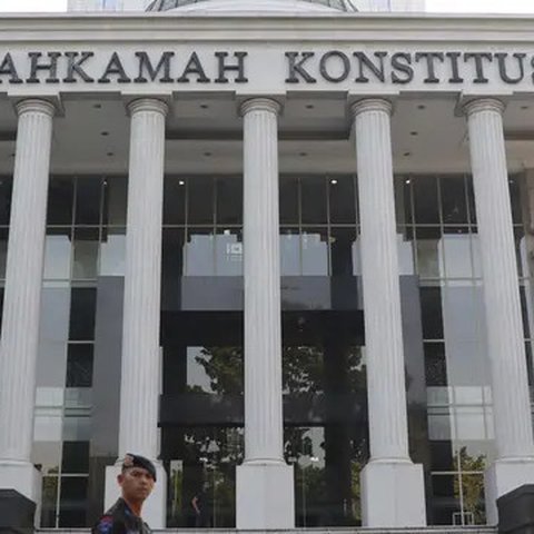 Personel Brimob berjaga di depan Gedung Mahkamah Konstitusi (MK), Jakarta, Selasa (25/6/2019). Jelang sidang pembacaan putusan akan digelar pada Kamis (27/6), sekitar 47.000 personel keamanan