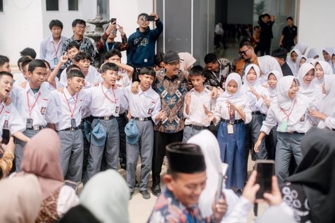 Mensos Saifullah Yusuf (Gus Ipul) mengunjungi Sekolah Rakyat Menengah Atas (SRMA) 33 Tangerang Selatan