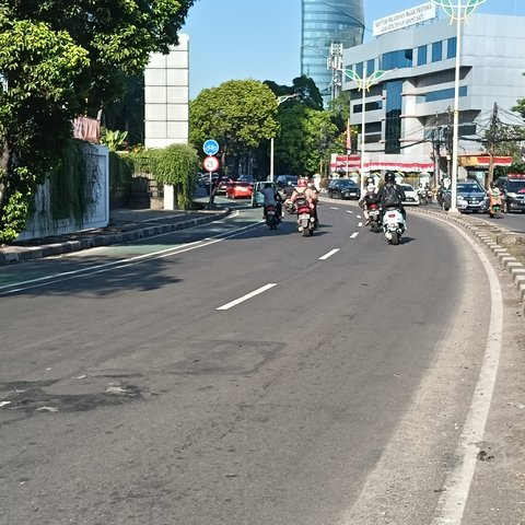 Serpihan Kaca dan Sampah Masih Tersisa di Pejompongan