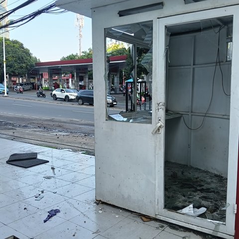 Serpihan Kaca dan Sampah Masih Tersisa di Pejompongan
