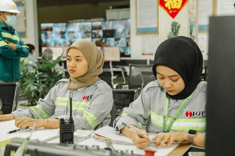 Pekerja perempuan pengolahan nikel Harita Nickel di Pulau Obi, Maluku Utara (22/08/2025).