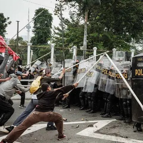 Sebanyak 1.250 personel gabungan disiagakan untuk mengamankan jalannya aksi unjuk rasa hari ini. (YASUYOSHI CHIBA/AFP)