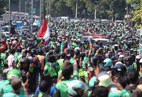 Pengemudi ojek online (ojol) mengantarkan jenazah Affan Kurniawan ke TPU Karet Bivak di Jakarta, Jumat (29/8/2025)