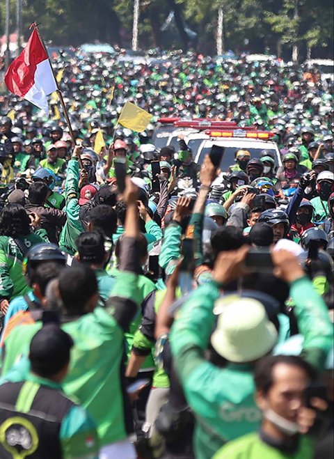 Pengemudi ojek online (ojol) mengantarkan jenazah Affan Kurniawan ke TPU Karet Bivak di Jakarta, Jumat (29/8/2025)