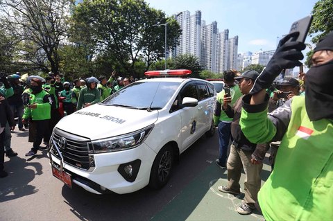 Pengemudi ojek online (ojol) mengantarkan jenazah Affan Kurniawan ke TPU Karet Bivak di Jakarta, Jumat (29/8/2025)