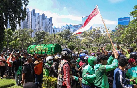 Pengemudi ojek online (ojol) mengantarkan jenazah Affan Kurniawan ke TPU Karet Bivak di Jakarta, Jumat (29/8/2025)